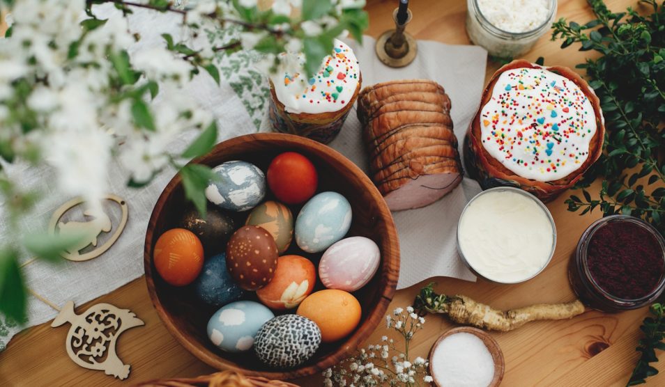 húsvéti asztal rajta virágzó ág, hímes tojások sonka