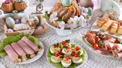 húsvéti asztal hagyományos ételekkel és süteményekkel