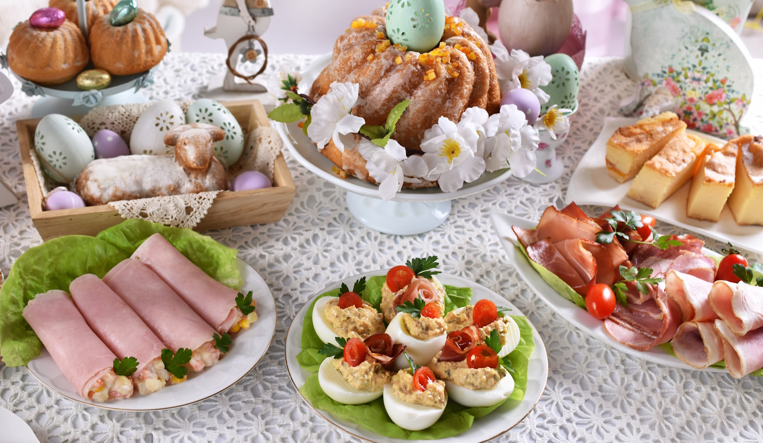 húsvéti asztal hagyományos ételekkel és süteményekkel
