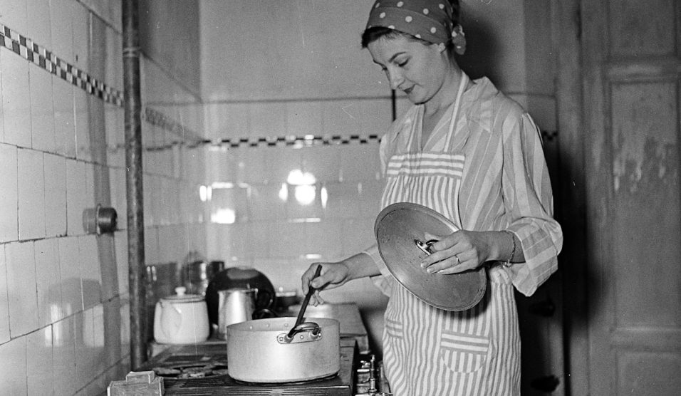 Egy nő főz a konyhában