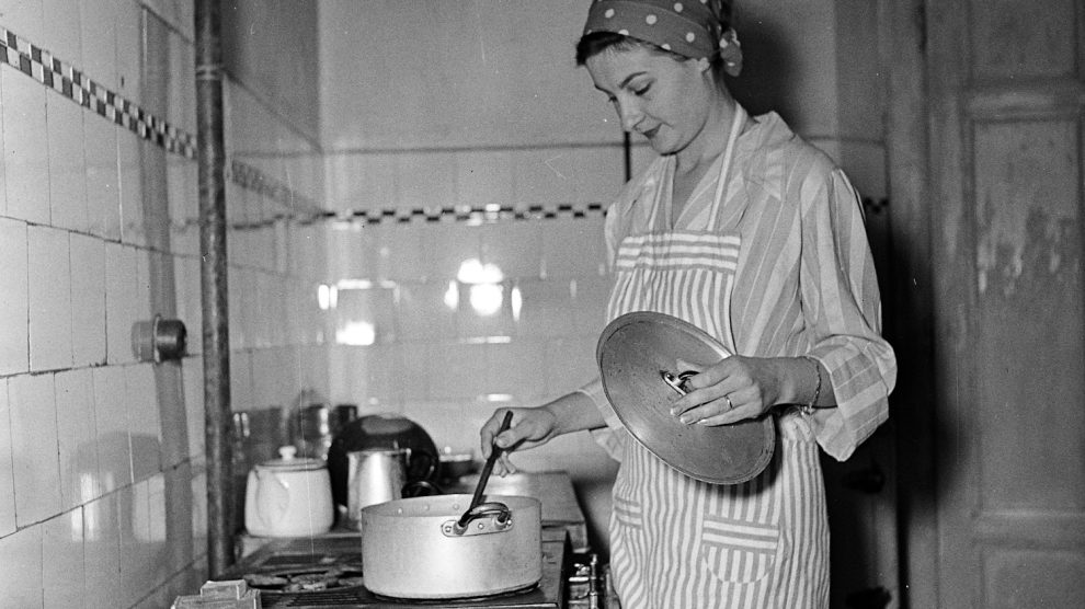 Egy nő főz a konyhában