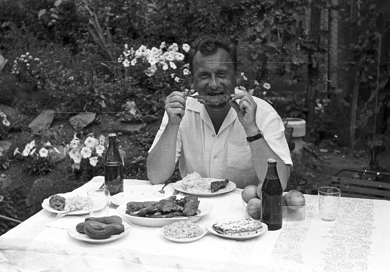 Férfi az asztal mellett ül és eszik