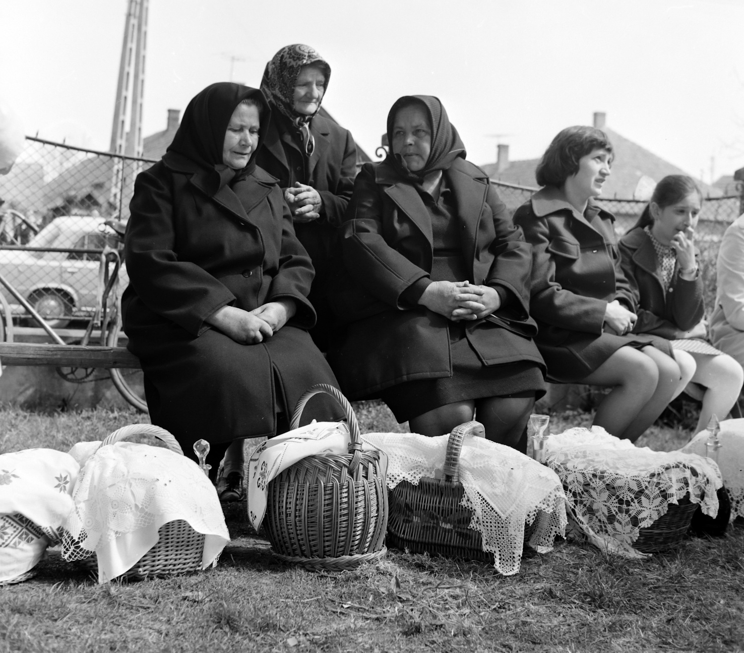 Idős hölgyek húsvéti kosárral