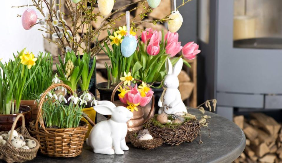 húsvéti dekoráció nárcisszal fürtös gyöngyikével tulipánnal jácinttal virágokkal barkával