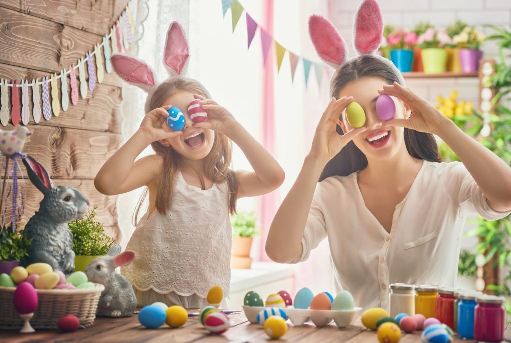 anya és lánya tojásokat festenek húsvétra