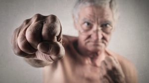 idős vékony férfi bokszmozdulatot tesz