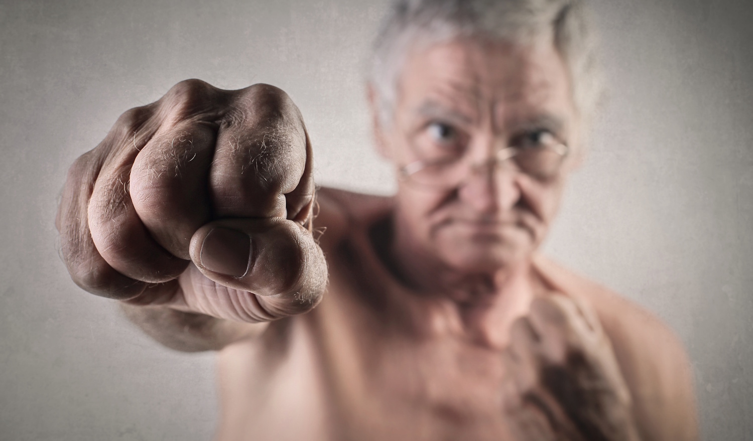 idős vékony férfi bokszmozdulatot tesz