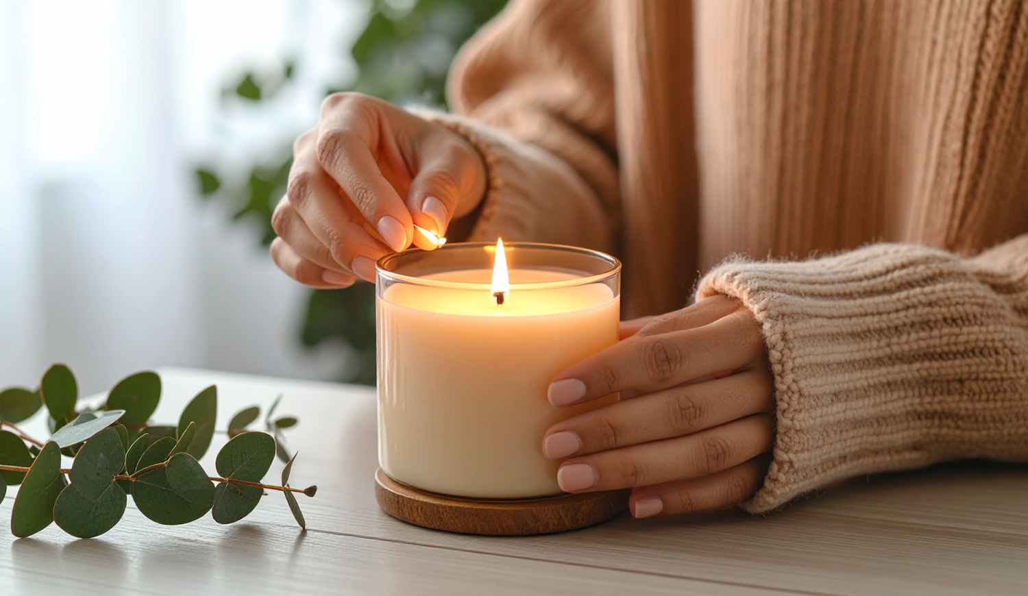 Illatgyertyát gyújt valaki