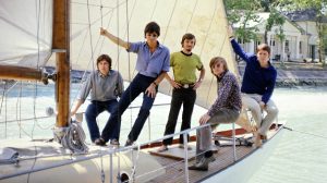 kikötő, a vitorláson az Illés-együttes tagjai, Illés Lajos, Bródy János, Szörényi Szabolcs, Szörényi Levente és Pásztory Zoltán