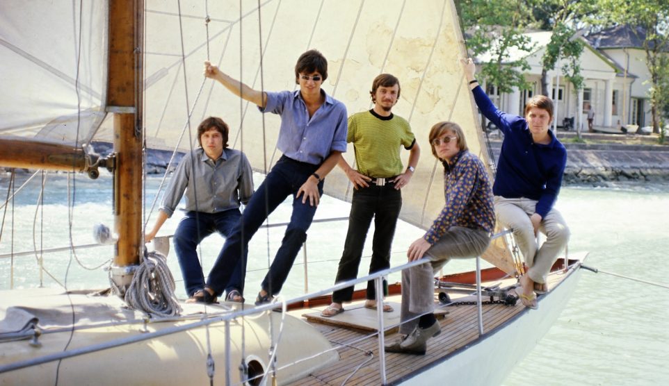 kikötő, a vitorláson az Illés-együttes tagjai, Illés Lajos, Bródy János, Szörényi Szabolcs, Szörényi Levente és Pásztory Zoltán