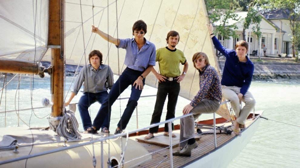 kikötő, a vitorláson az Illés-együttes tagjai, Illés Lajos, Bródy János, Szörényi Szabolcs, Szörényi Levente és Pásztory Zoltán