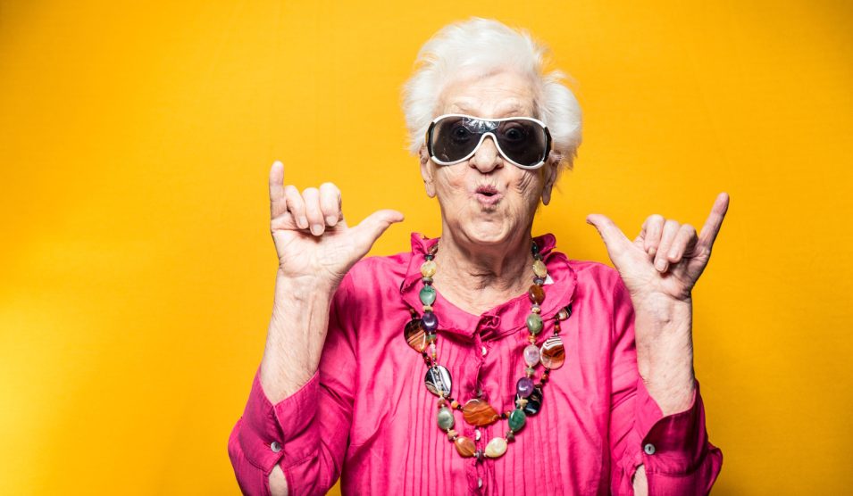 Egy idős nő nagyon izgatott