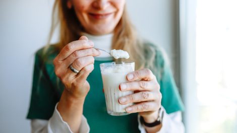 Joughurtot eszik egy nő