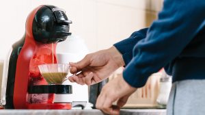 Kávét főz egy férfi