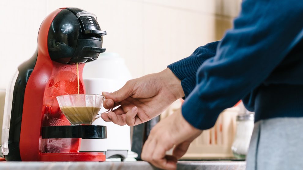 Kávét főz egy férfi