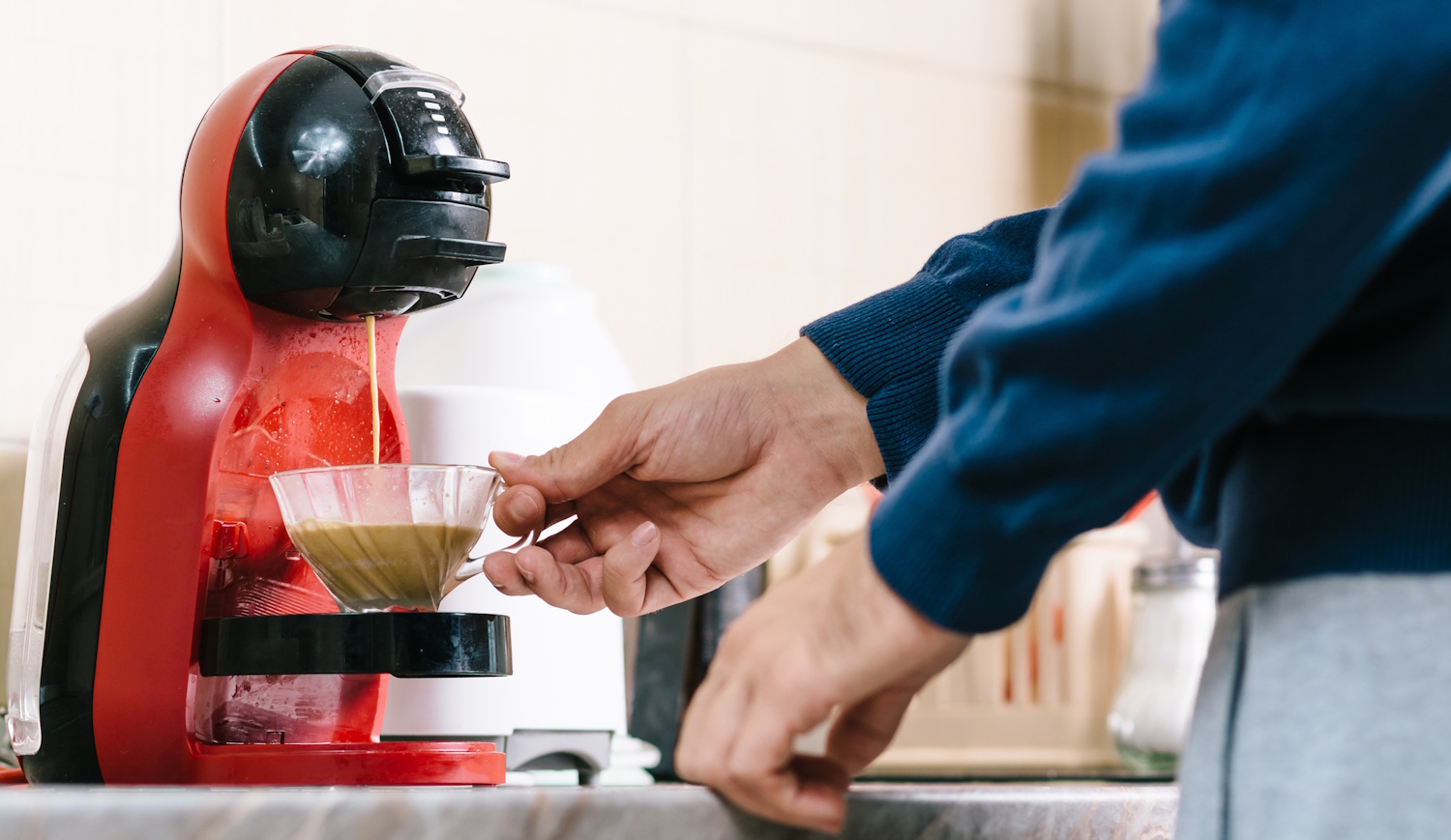 Kávét főz egy férfi