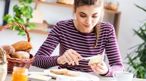 Kenyeret ken egy lány