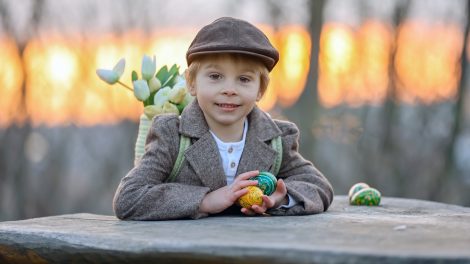 Kisfiú megy locsolkodni