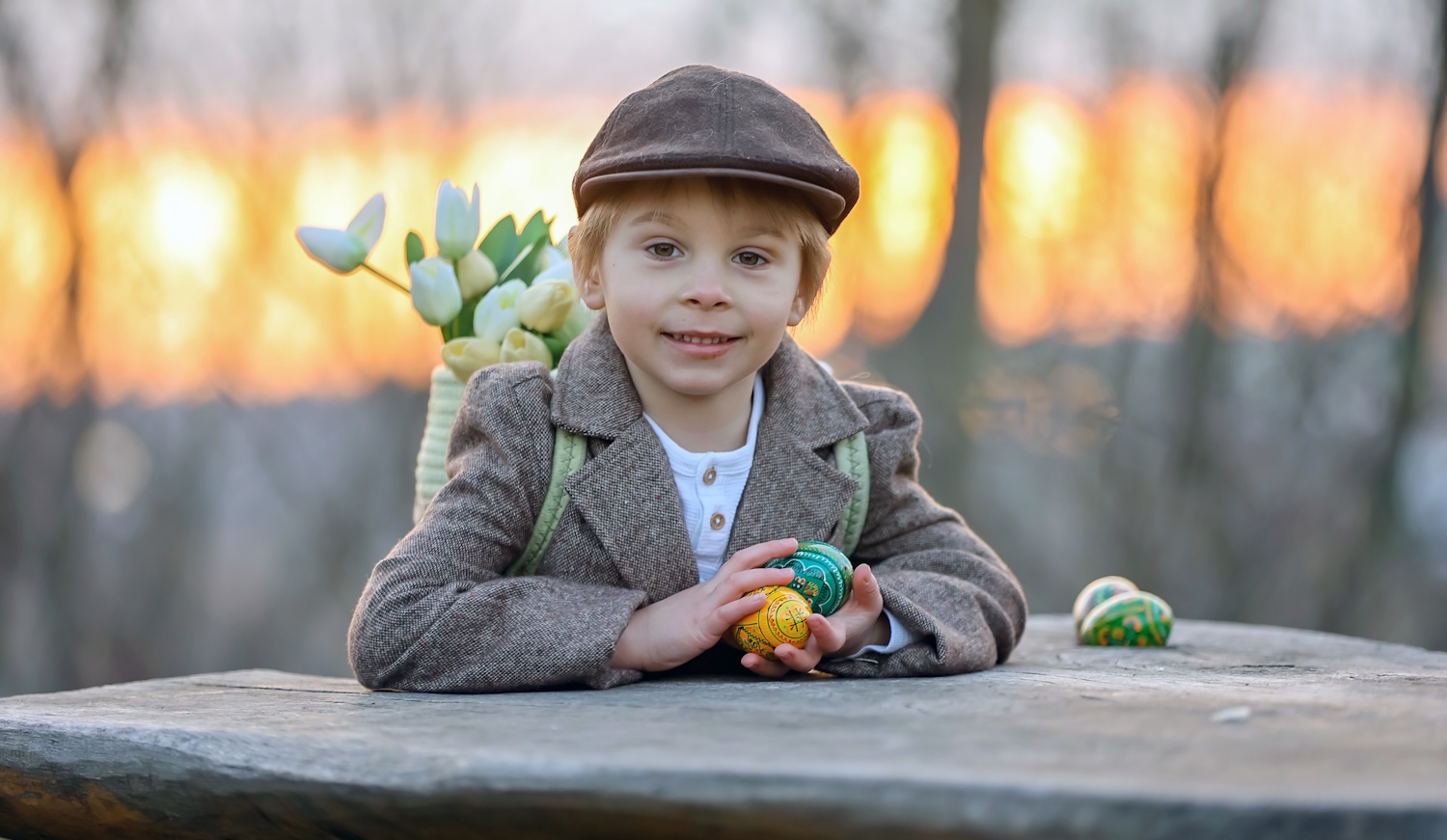 Kisfiú megy locsolkodni