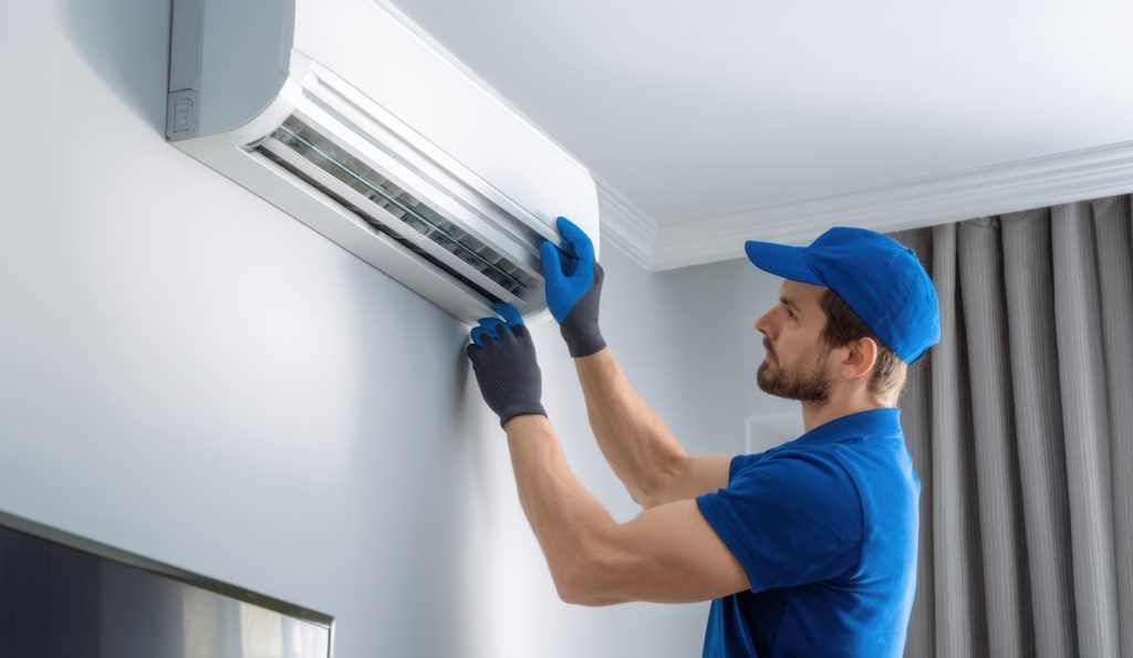 Egy férfi, aki klímát szerel