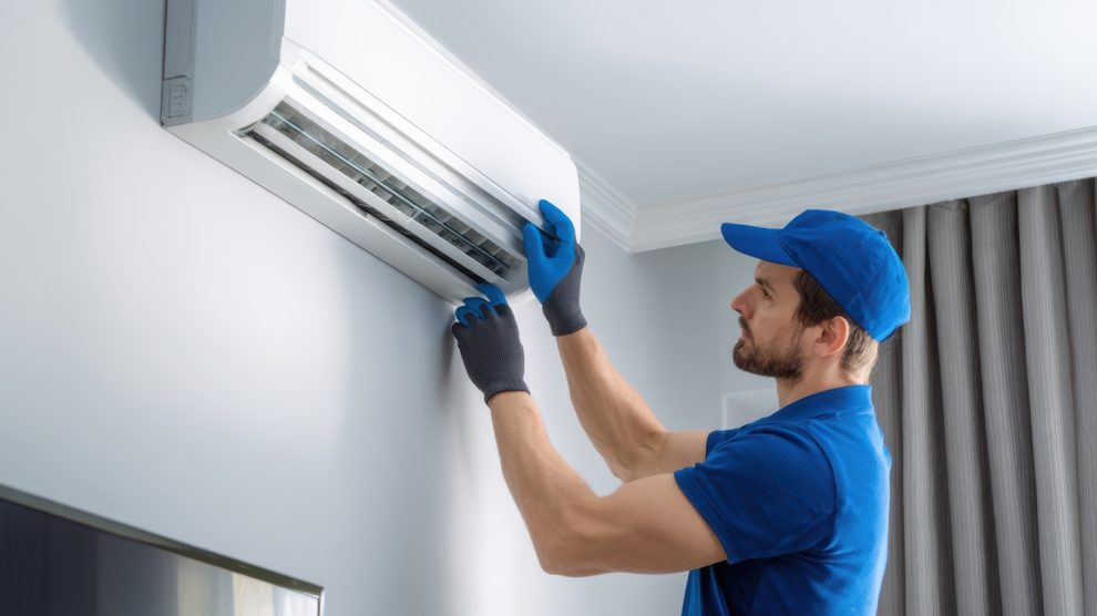 Egy férfi, aki klímát szerel