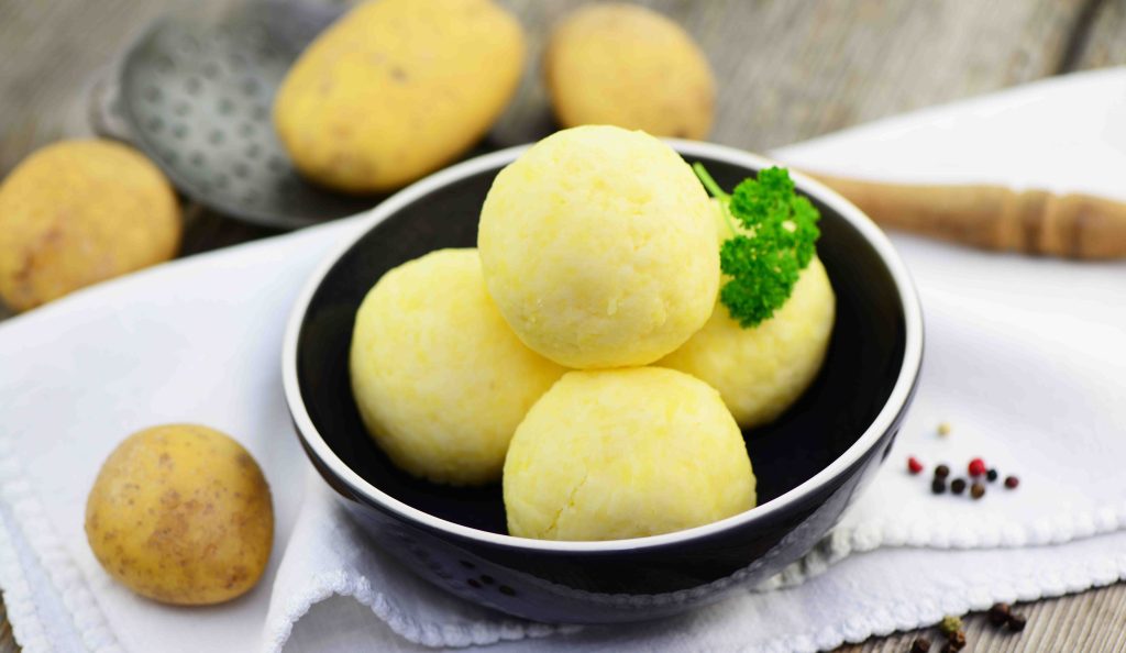 Német krumpligombóc a tányéron