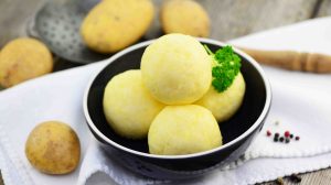 Német krumpligombóc a tányéron