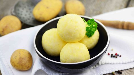 Német krumpligombóc a tányéron