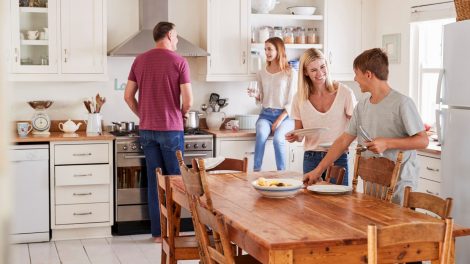 család amerikai konyhában beszélget