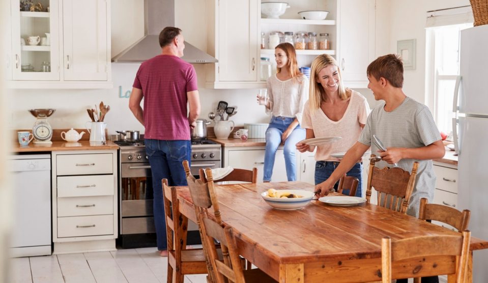 család amerikai konyhában beszélget