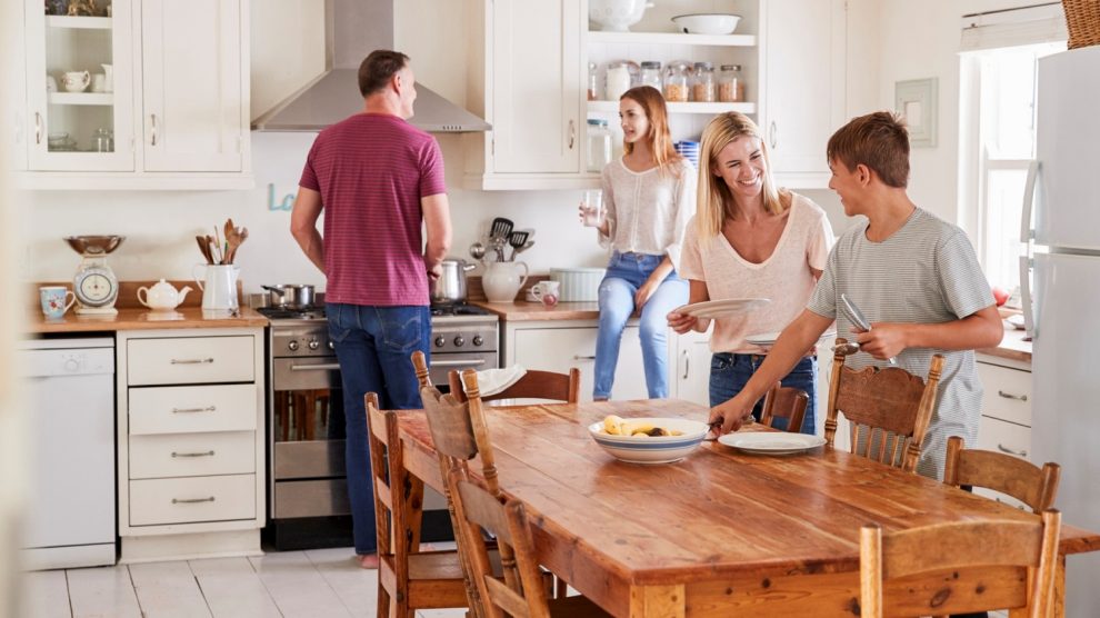 család amerikai konyhában beszélget