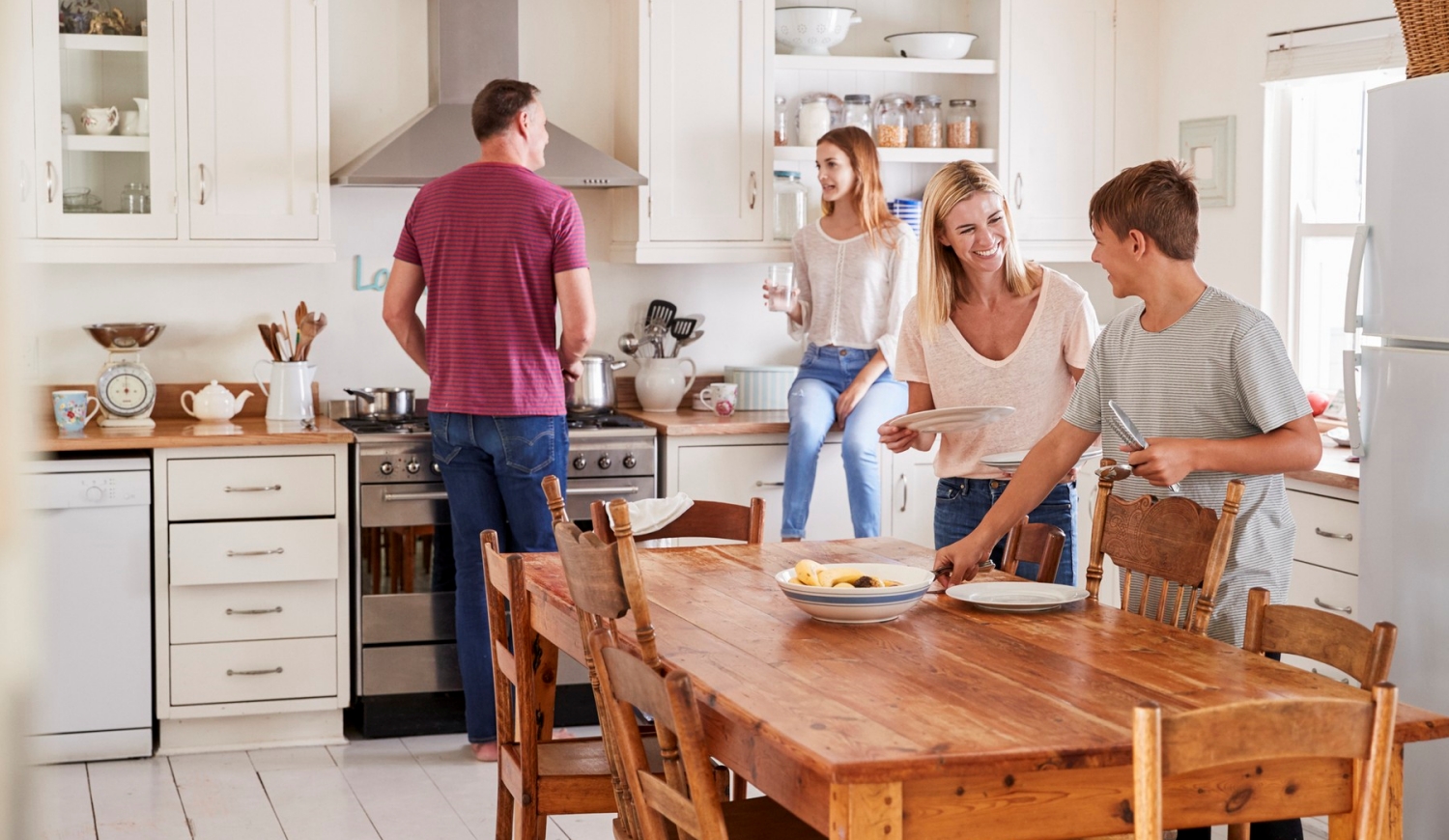 család amerikai konyhában beszélget