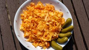 Krumplistészta uborkával tálalva