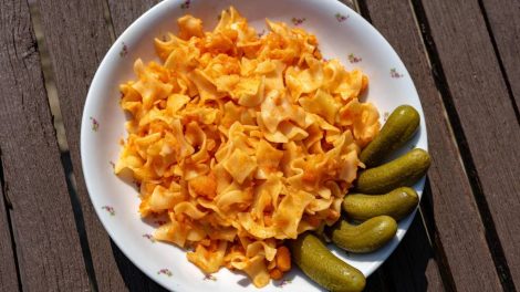 Krumplistészta uborkával tálalva