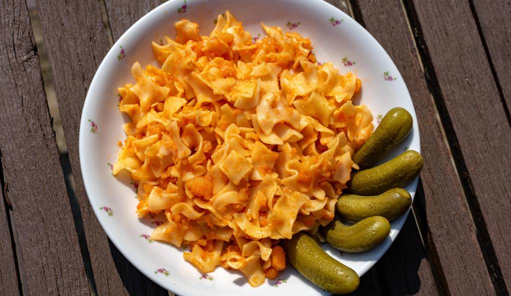 Krumplistészta uborkával tálalva