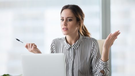 zavart üzletasszony bosszús a laptopját nézi