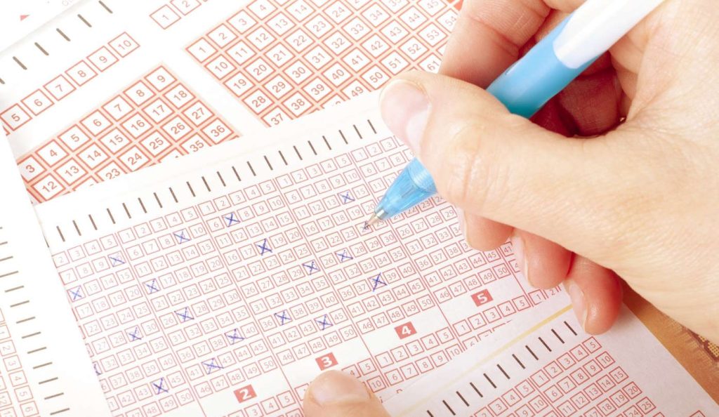 Nő lottószelvényt tölt ki