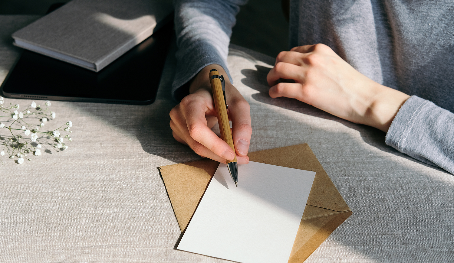 Nő levelet ír
