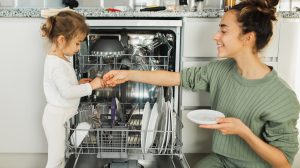 Mosogatógépet pakol be egy anyuka és a lánya