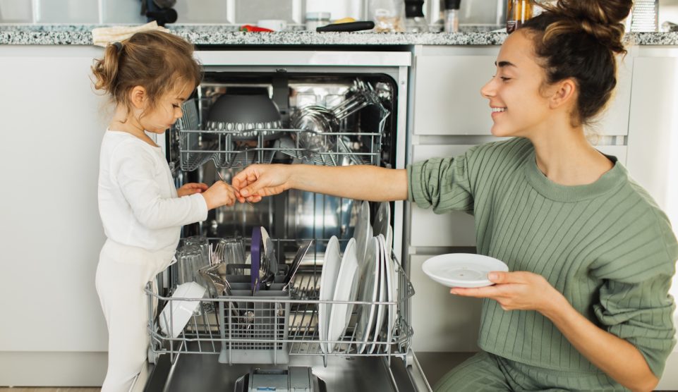 Mosogatógépet pakol be egy anyuka és a lánya