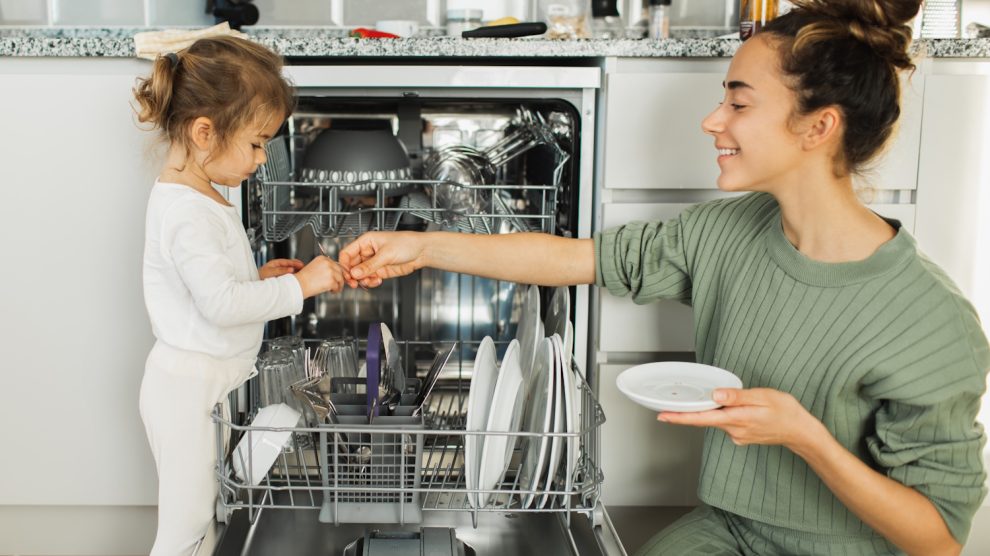 Mosogatógépet pakol be egy anyuka és a lánya