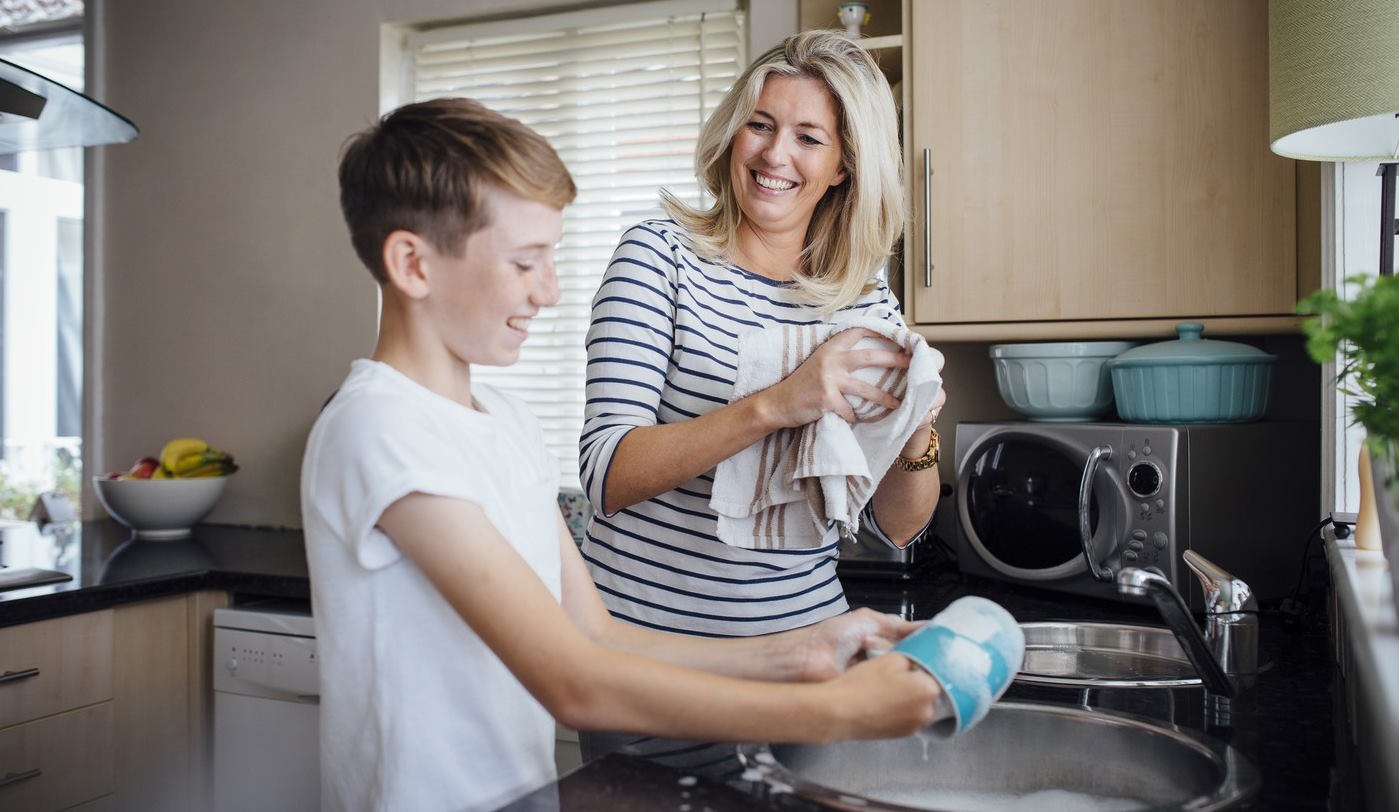 Anya és fia együtt mosogatnak