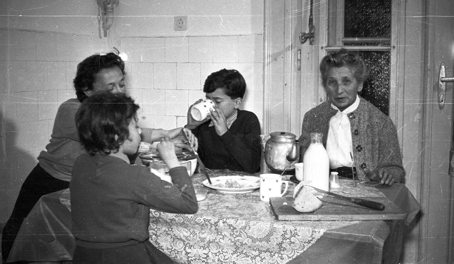 1960 ül egy család az asztalnál