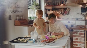 nagymama unokájával a konyhában sütit süt