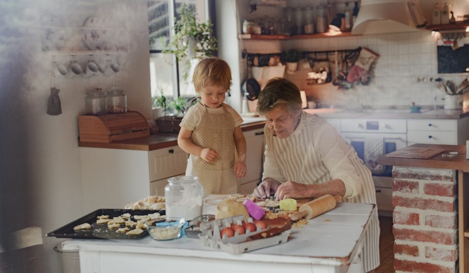 nagymama unokájával a konyhában sütit süt