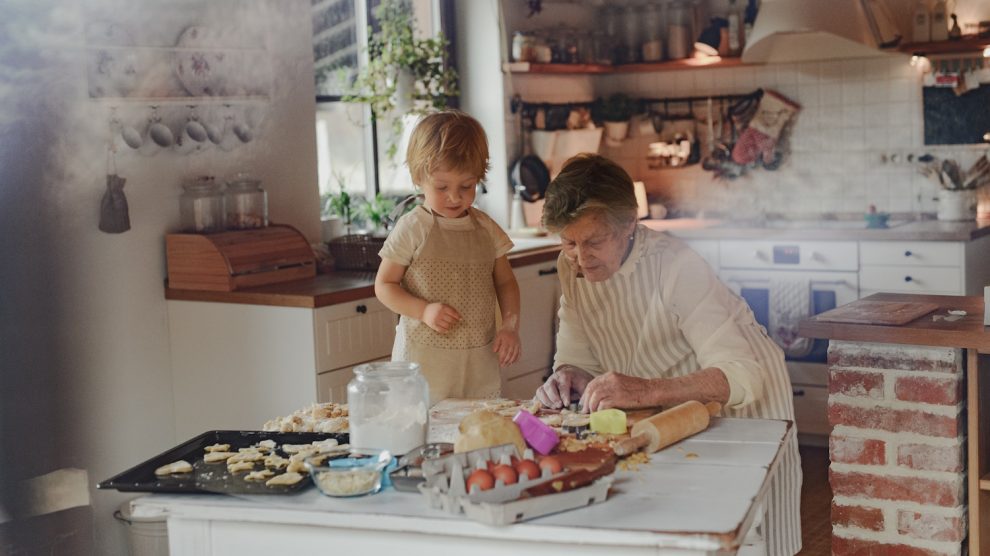 nagymama unokájával a konyhában sütit süt