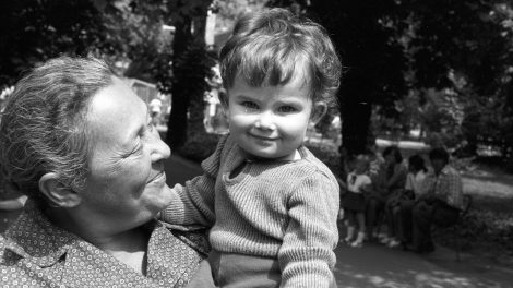 fekete fehér fénykép nagymama az 1970-es években az unokájával