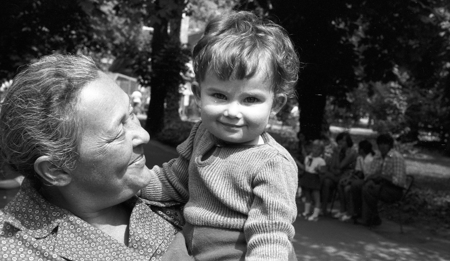 fekete fehér fénykép nagymama az 1970-es években az unokájával