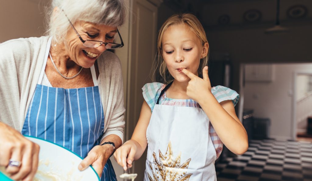 nagymama az unokájával a konyhában boldogan mosogat