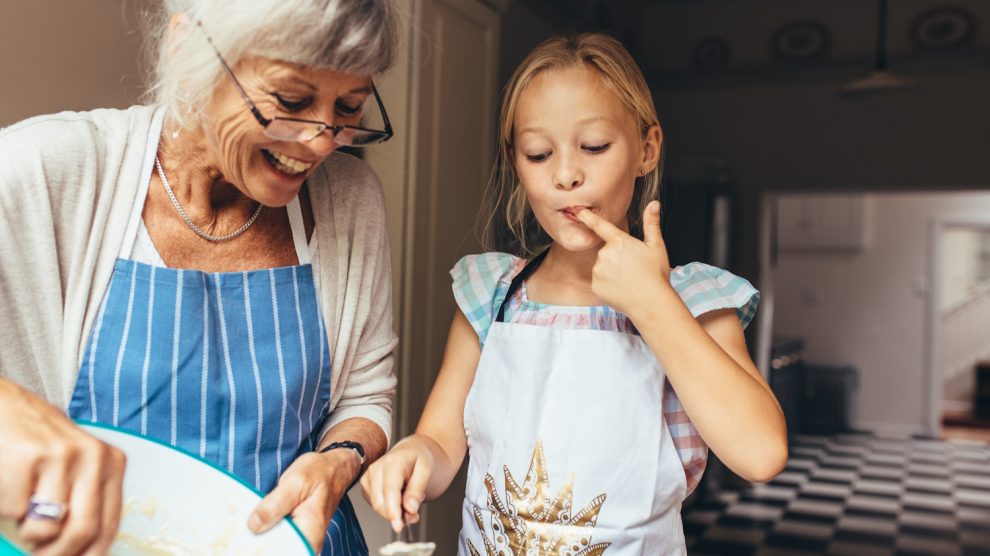 nagymama az unokájával a konyhában boldogan mosogat